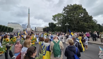 FOTO: Rīgu piepilda saulespuķes un zili dzeltenas krāsas – gājienā atzīmē Ukrainas Neatkarības dienu