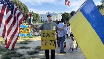 Ar Ukrainas karogu pie Baltā nama katru kara dienu. Jurijs cīnās par Ukrainas balsi Amerikā