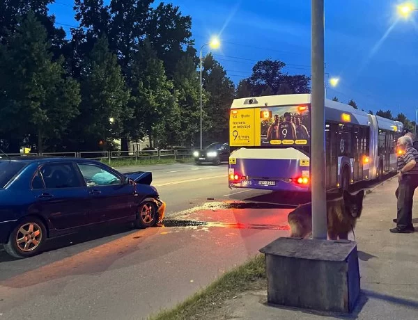 ДТП в Риге: Автомобиль столкнулся с автобусом на улице Юкума Вациеша