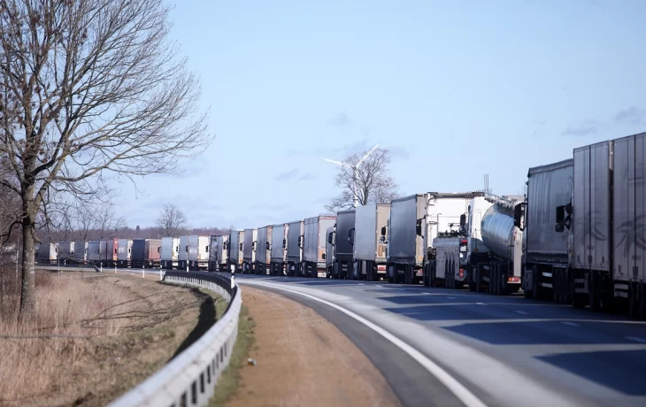 Перегруженность на границе: Латвия прогнозирует очереди из-за закрытия литовских КПП
