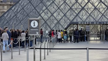 Кража в Лувре: усиление безопасности и поиски украденных сокровищ Кража в Лувре: усиление безопасности и поиски украденных сокровищ